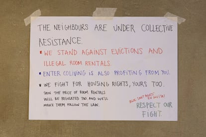Cartel que los vecinos del edificio de Gràcia donde se alquilan habitaciones que rozan los mil euros se dirigen a los clientes y les alertan de su lucha. "Luchamos por el derecho a la vivienda, también la tuya", afirman.