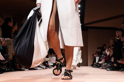 Todas las sandalias del desfile de Hermès son planas.