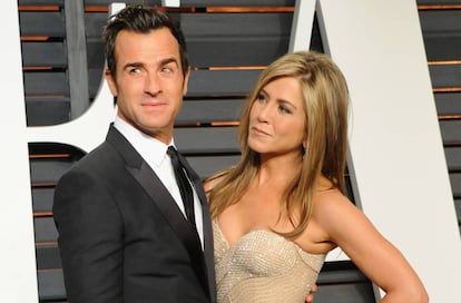 Jennifer Aniston mira a su marido, Justin Theroux, a la entrada de una de las fiestas de los últimos Oscar. Fue el pasado febrero en California.