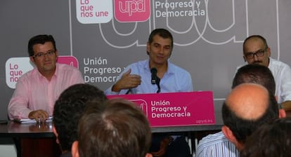 El diputado Toni Cant&oacute;, en el centro, en la inauguraci&oacute;n de la nueva sede de UPyD en Valencia.