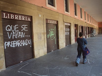 Pintadas amenazantes en la fachada de la librería Lagun, en San Sebastián, en 2001.