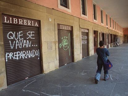 Pintadas amenazantes en la fachada de la librería Lagun, en San Sebastián, en 2001.