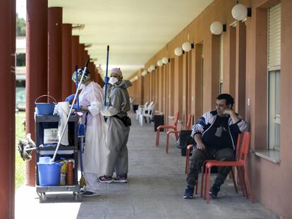 Dos trabajadoras y un residente del centro de mayores de la Fundación Elder en Tomelloso (Ciudad Real).