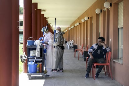 Dos trabajadoras y un residente del centro de mayores de la Fundación Elder en Tomelloso (Ciudad Real).