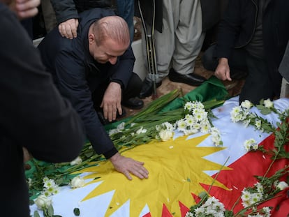 Imagen del funeral del empresario Peshraw Dizayee y de su hija de un año, ambos muertos por misiles iraníes, el 16 de enero, en Erbil (Irak).