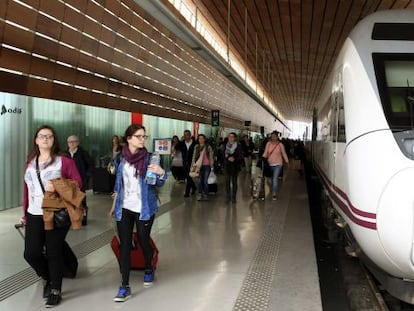 Viajeros procedentes de Barcelona a su llegada a la estaci&oacute;n de RENFE Indalecio Prieto de Bilbao. / Efe