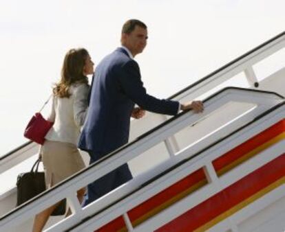 Los Príncipes suben al avión en Barajas para emprender viaje a Lisboa.