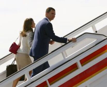 Los Pr&iacute;ncipes suben al avi&oacute;n en Barajas para emprender viaje a Lisboa.