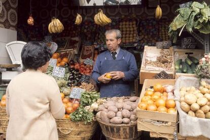 Frutería de la plaza de la Cebada de Madrid, en 1977.