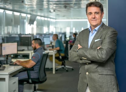 Securitas Seguridad España ha nombrado a Roberto Alfonso nuevo director del negocio de tecnología. Sucede a Medora Miranda, actual consejera delegada de la compañía. Durante su carrera ha trabajado en consultoras y ha estado al frente de filiales y unidades de negocio en el sector tecnológico y de la ciberseguridad, con responsabilidad sobre mercados en España y Latinoamérica. Es ingeniero informático por Icai-Icade.
