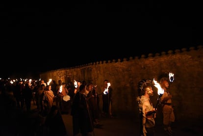 Persones amb torxes marxen als voltants de l'assentament celtíber de Numància.