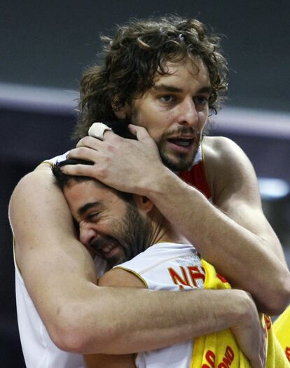 El jugador de la selección española Pau Gasol se abraza a Juan Carlos Navarro tras ganar el oro europeo en el Eurobasket 2009, contra Serbia.