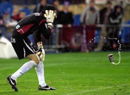 El portero sevillista Andrés Palop agredido   en el  Vicente Calderón (Madrid) en 2006, un ejemplo de la violencia de ciertos <i>hinchas.</i>