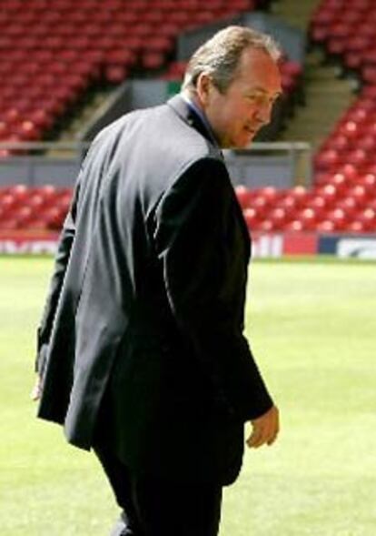 Gerard Houllier, hoy en el campo de fútbol de Anfield.