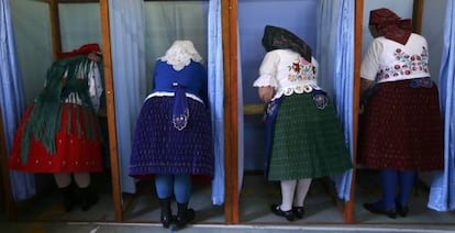 Mujeres h&uacute;ngaras preparan sus papeletas en un colegio electoral en 
 Veresegyhaza, cerca de Budapest.  