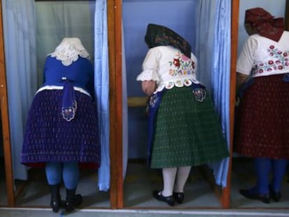 Mulheres húngaras votam em um colégio eleitoral perto de Budapeste.