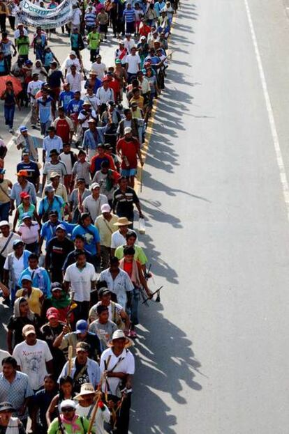 Indígenas colombianos marchan por una autopista para reclamar la devolución de las tierras y su autonomía en octubre de 2008.