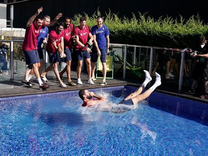 Los jugadores del Barça lanzan a Mirotic a la piscina para celebrar su MVP en la Liga Endesa.