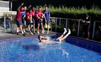 Los jugadores del Barça lanzan a Mirotic a la piscina para celebrar su MVP en la Liga Endesa.