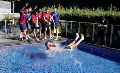 Los jugadores del Barça lanzan a Mirotic a la piscina para celebrar su MVP en la Liga Endesa.