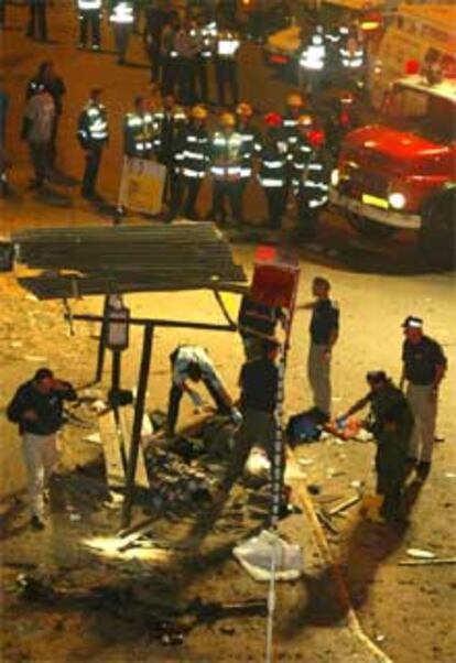 La policía israelí examina el lugar del atentado.