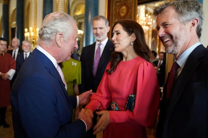 Carlos III ha querido saludar al centenar de invitados que han acudido a la recepción. En la imagen, charla con el príncipe Federico de Dinamarca y su esposa, la princesa Mary, en una escena que observa el rey Felipe.