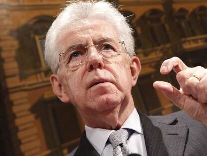 Mario Monti durante la conferencia prensa celebrada este viernes en el Senado, en Roma.