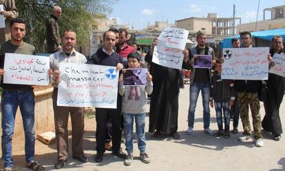 Ciudadanos sirios de Khan Sheikhun (Siria) muestran pancartas y fotografías durante una protesta en denuncia por el supuesto ataque químico. 