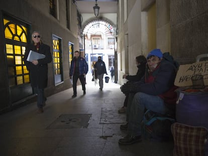 Mendigos en el pasaje entre la Plaza Mayor y la calle Mayor de Madrid
