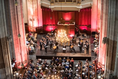 Vox Luminis, repartido en tres grupos diferentes, durante su interpretación de dos Pasiones alemanas en la Catedral de Utrecht el pasado martes.