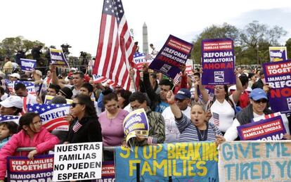 Varios manifestantes piden el fin de las deportaciones.