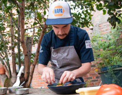 El chef Daniel Contreras preparando un plato.