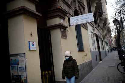 Una calle del distrito de Chamberí, en Madrid, cuya zona sanitaria mantiene las restricciones de movilidad frente a la pandemia de covid-19.