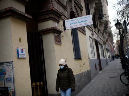 Una calle del distrito de Chamberí, en Madrid, cuya zona sanitaria mantiene las restricciones de movilidad frente a la pandemia de covid-19.