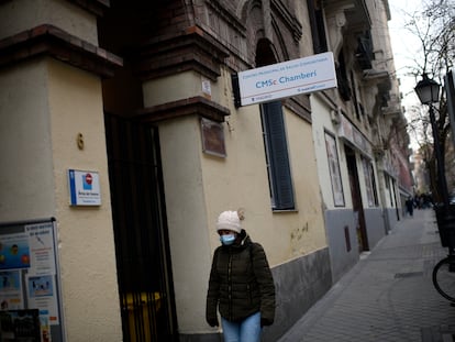 Una calle del distrito de Chamberí, en Madrid, cuya zona sanitaria mantiene las restricciones de movilidad frente a la pandemia de covid-19.