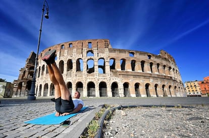 Un hombre practica ejercicio junto al Coliseo de Roma. Italia ha registrado en las últimas 24 horas 243 fallecimientos, una cifra inferior a la de los últimos días. El país contabiliza ya 30.395 muertos.