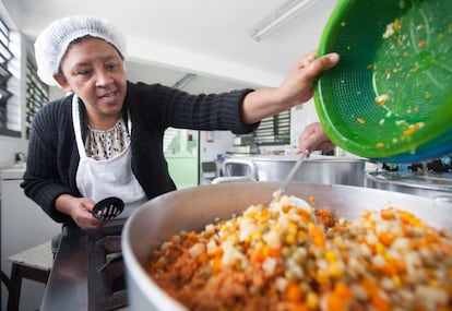 Funcionária cozinha a merenda em uma escola de SP.