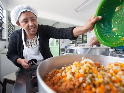 Funcionária cozinha a merenda em uma escola de SP.