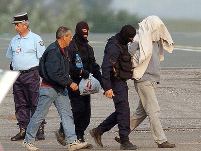 Policías franceses trasladan a Mikel Antza (a la derecha) tras su detención el 3 de octubre.