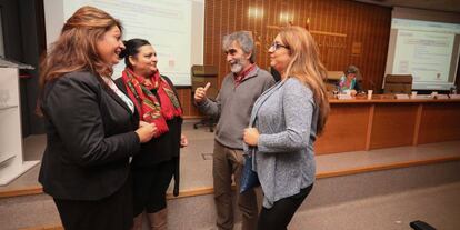 Jornada en el Hospital Santa Cristina sobre el reto de la salud en la población gitana. En la imagen, Juan Carlos Diezma, responsable de salud pública, con mediadoras y responsables de la red Gitana Artemisa.