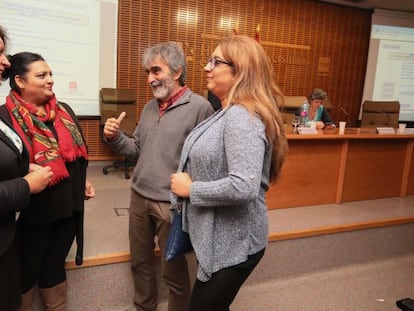 Jornada en el Hospital Santa Cristina sobre el reto de la salud en la población gitana. En la imagen, Juan Carlos Diezma, responsable de salud pública, con mediadoras y responsables de la red Gitana Artemisa.