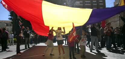 Bandera republicana en una manifestación en Castellón para celebrar el Día de la República.