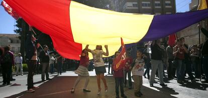 Unos niños juegan bajo una bandera republicana en una manifestación en Castellón en 2016 para conmemorar el 14 de abril.