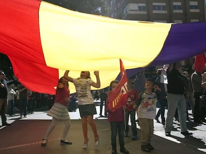 Unos niños juegan bajo una bandera republicana en una manifestación en Castellón en 2016 para conmemorar el 14 de abril.