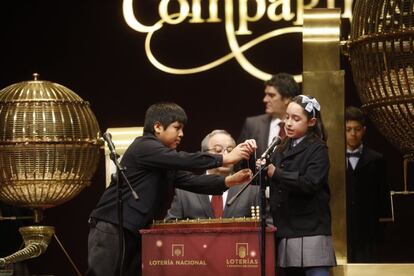 Los niños del colegio de San Ildefonso en el Teatro Real el día del sorteo de la lotería Nacional.