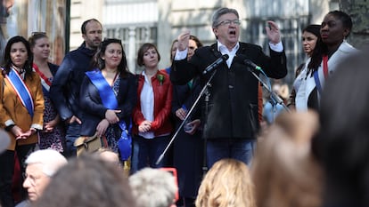 Jean-Luc Mélenchon pronuncia un discurso en la Plaza de la República, en París, el pasado 1 de mayo.