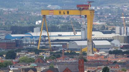 Una de las grúas de Harland and Wolff, conocidas popularmente como Sansón y Goliat, son un símbolo de la ciudad de Belfast. Foto de archivo.