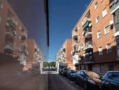 Imágenes de algunos de los bloques afectados por la venta de viviendas a un fondo buitre en el barrio de La Fuensanta, en Valencia.