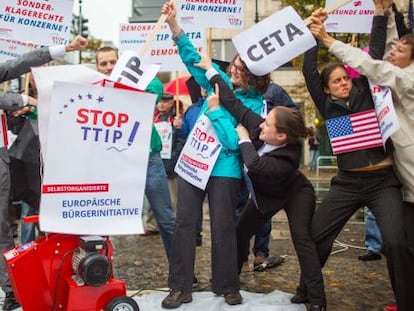 Protesta en contra de los tratados de libre comercio que la UE negocia con EE UU y con Canad&aacute;, el pasado 11 de octubre en Berl&iacute;n. 