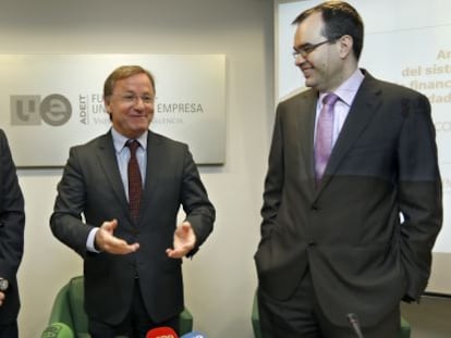 El consejero Juan Carlos Moragues, junto a dos cargos de su departamento.